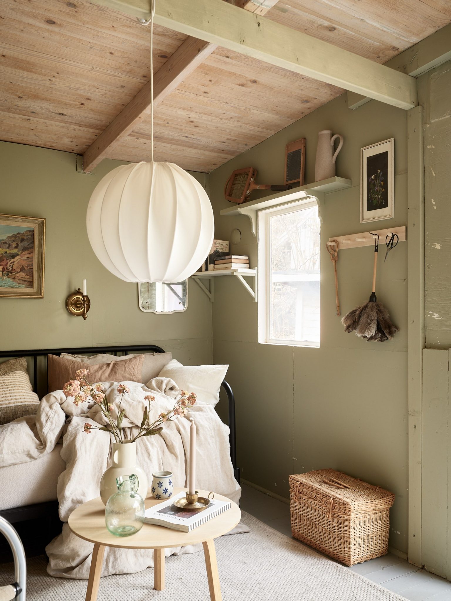 salon murs verts décoration scandinave petite maison 25m2