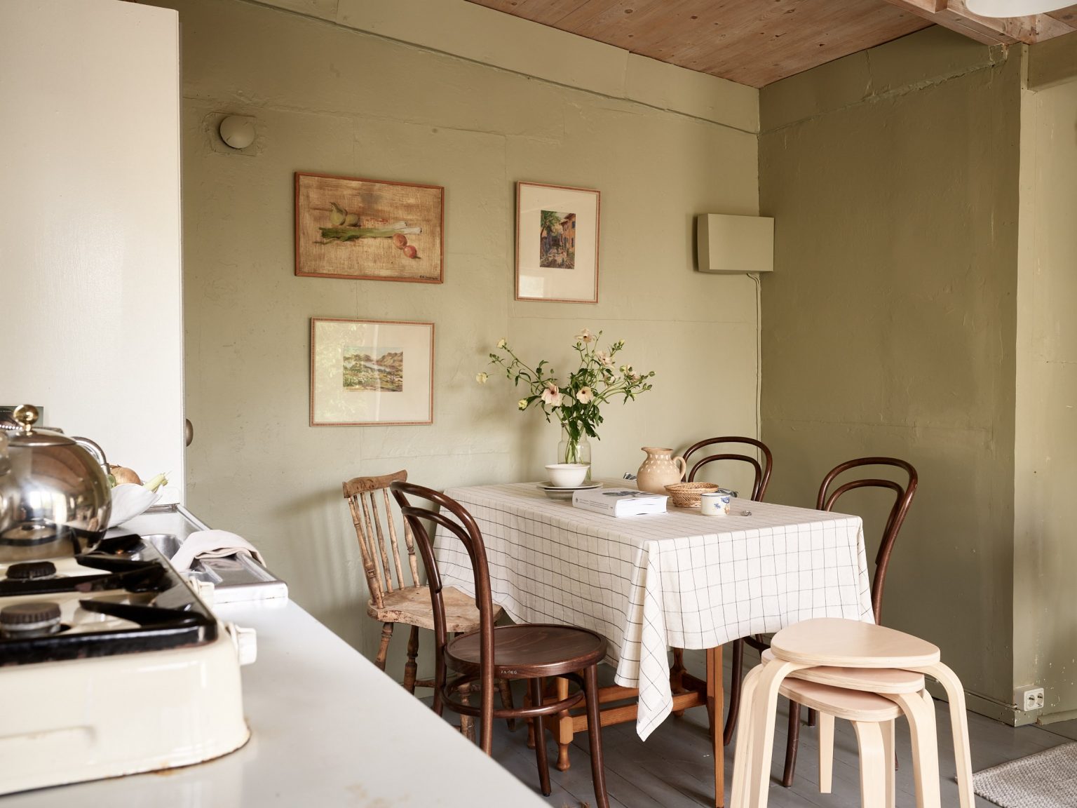 cuisine et salle à manger murs verts décoration scandinave petite maison 25m2