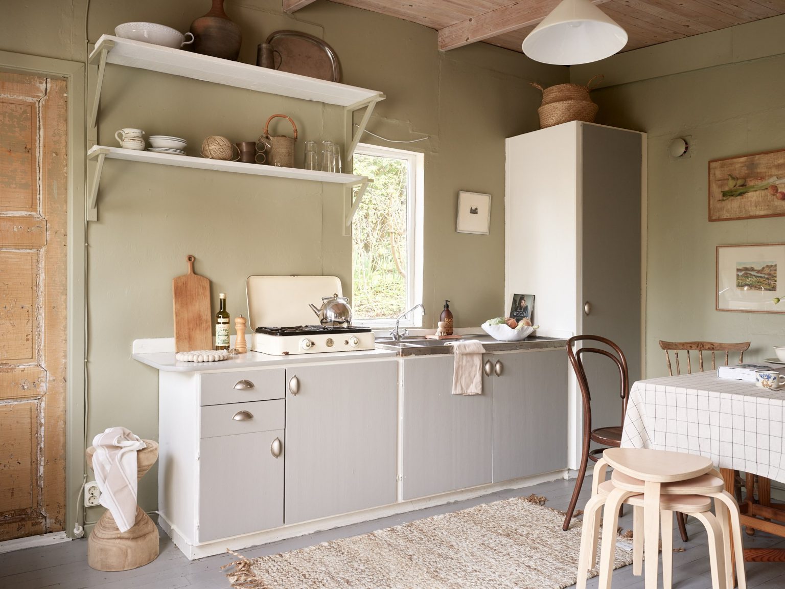 cuisine et salle à manger murs verts décoration scandinave petite maison 25m2