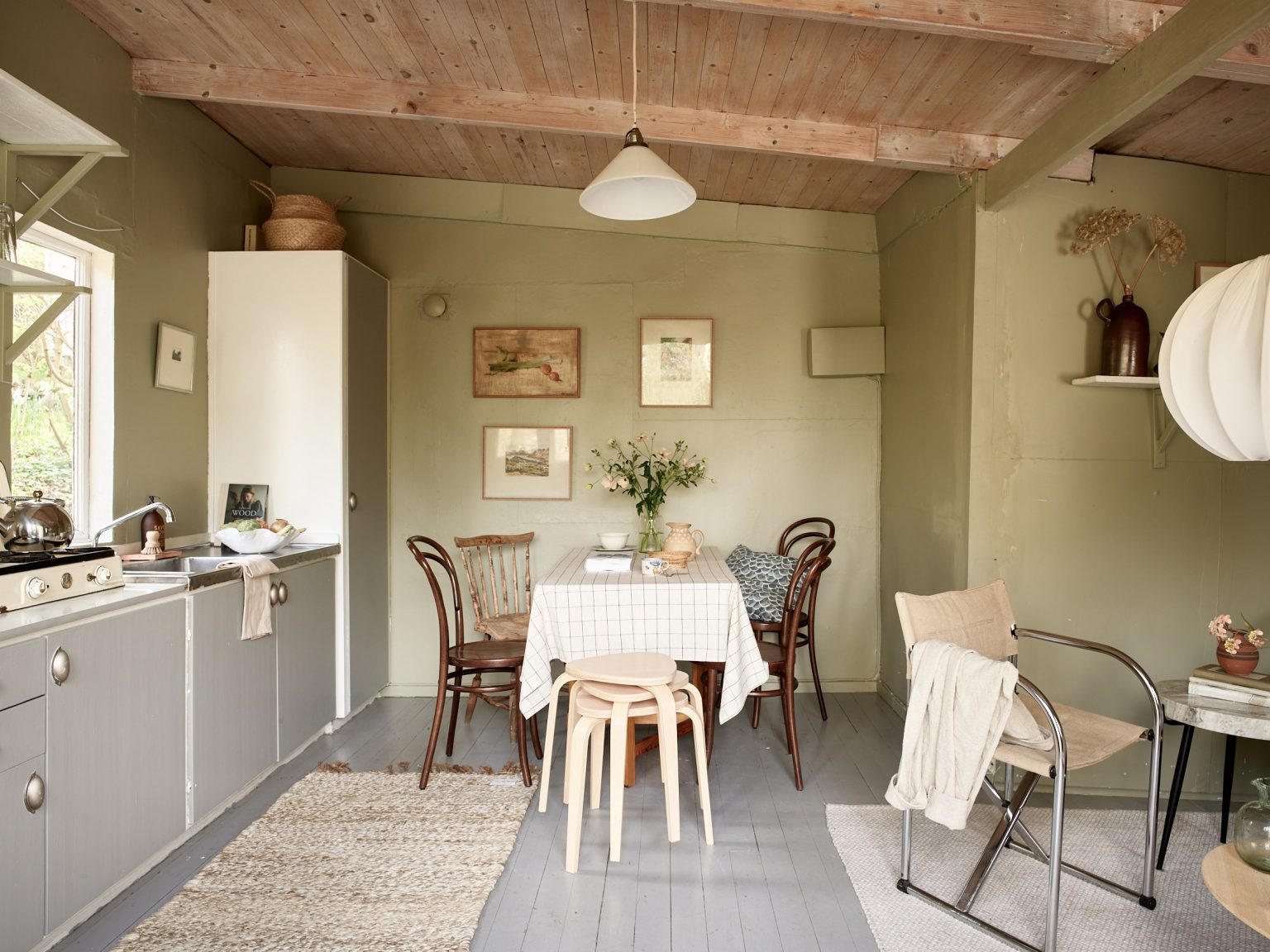 cuisine et salle à manger murs verts décoration scandinave petite maison 25m2