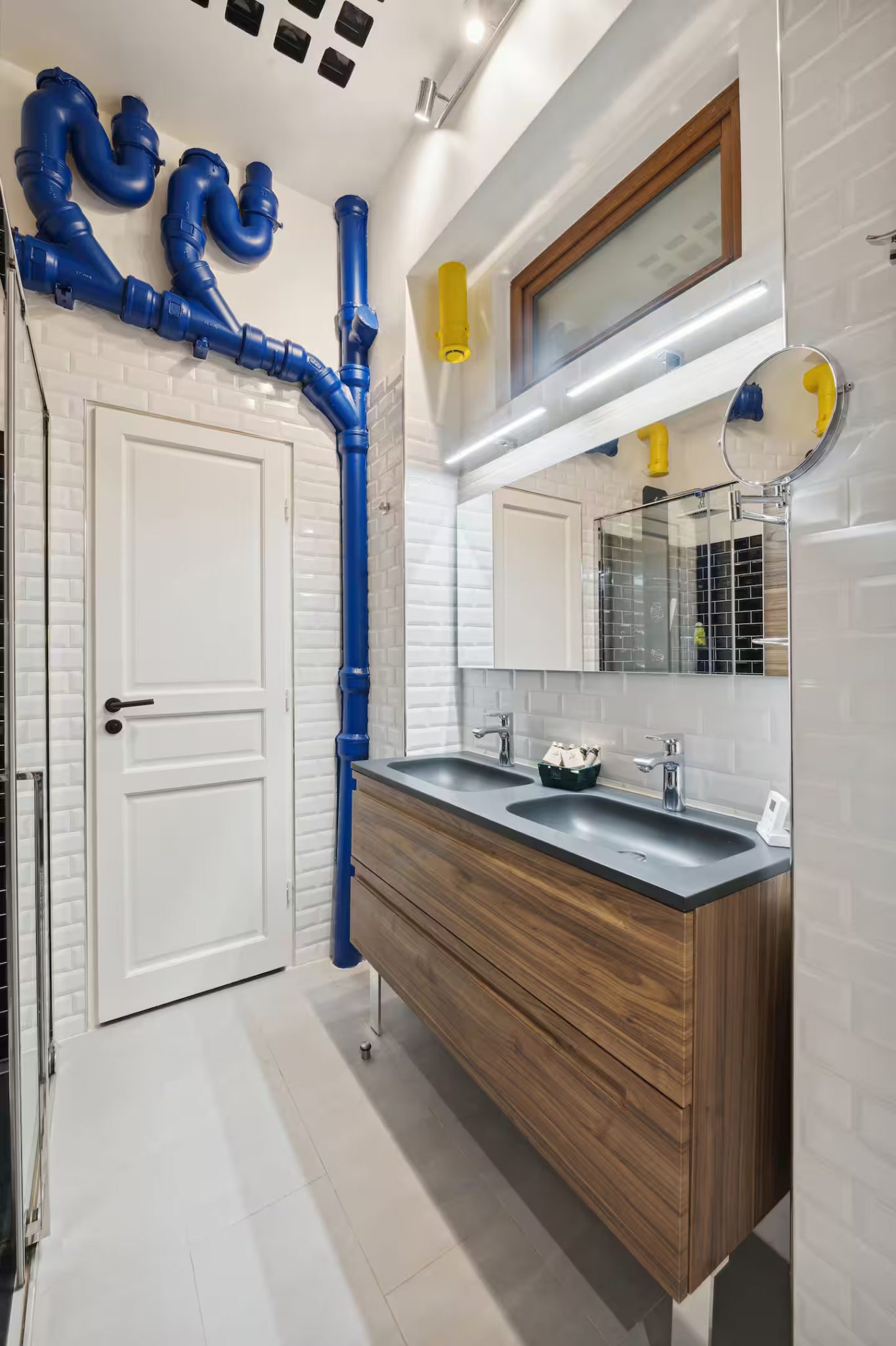 salle de bain design avec tuyaux en couleurs style Beaubourg