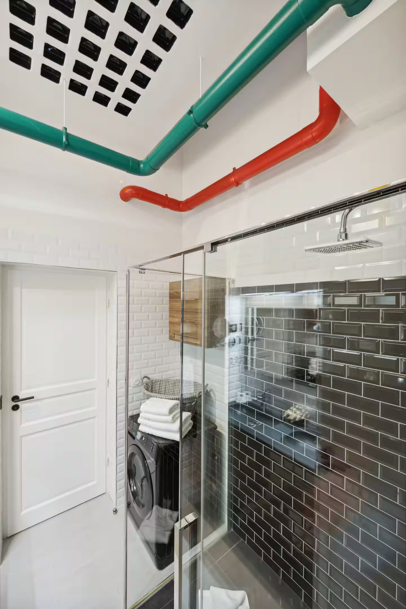 salle de bain design avec tuyaux en couleurs style Beaubourg