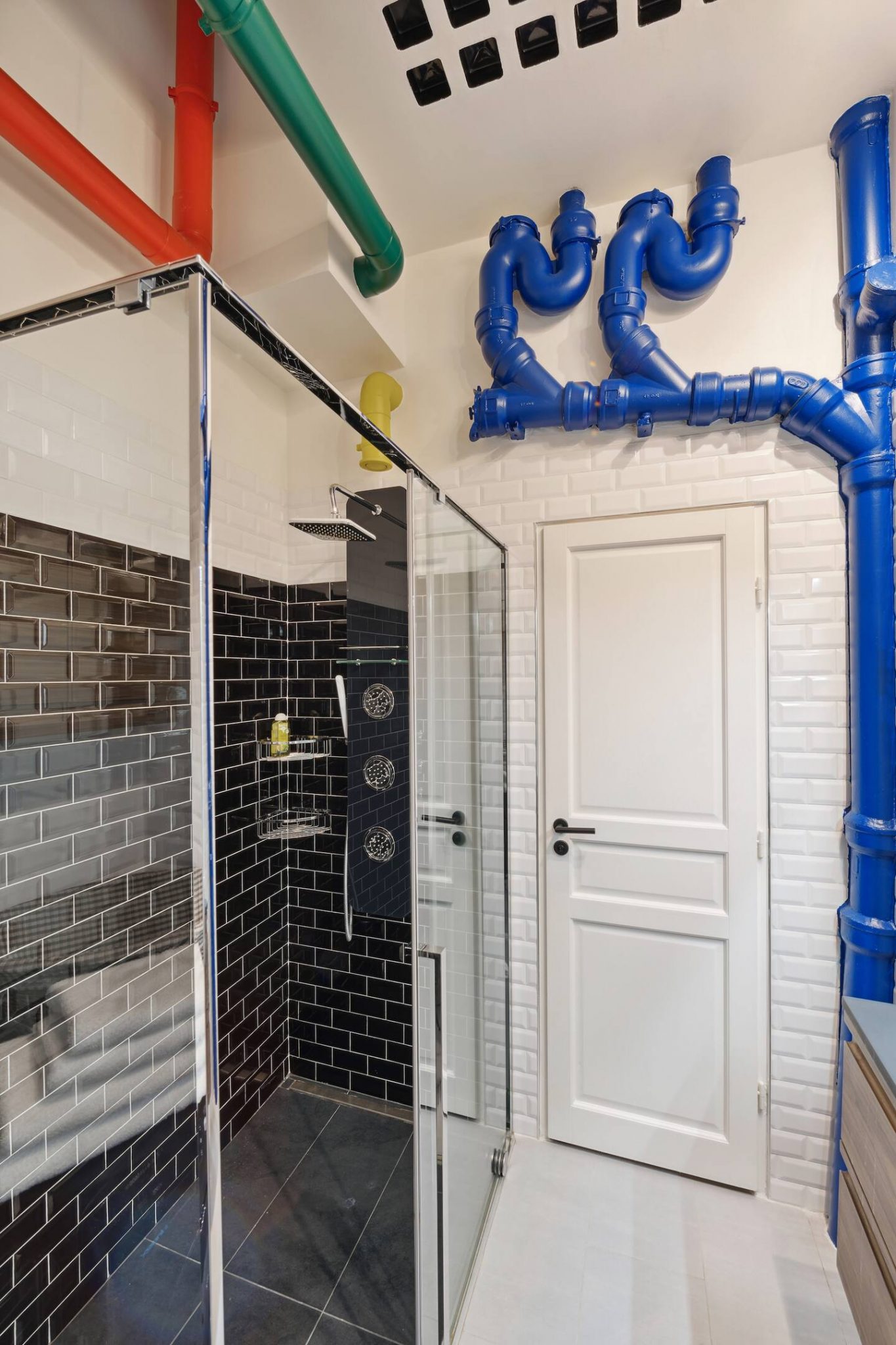 salle de bain design avec tuyaux en couleurs style Beaubourg