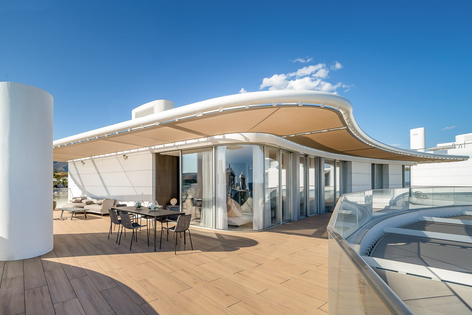 appartement design en plein ciel vue sur la mer