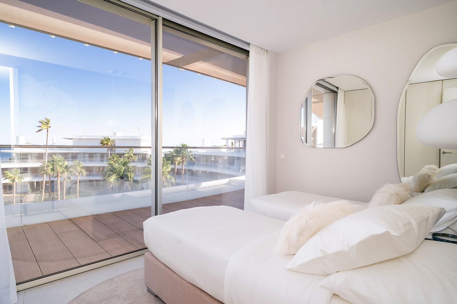 chambre avec baie vitrée vue mer