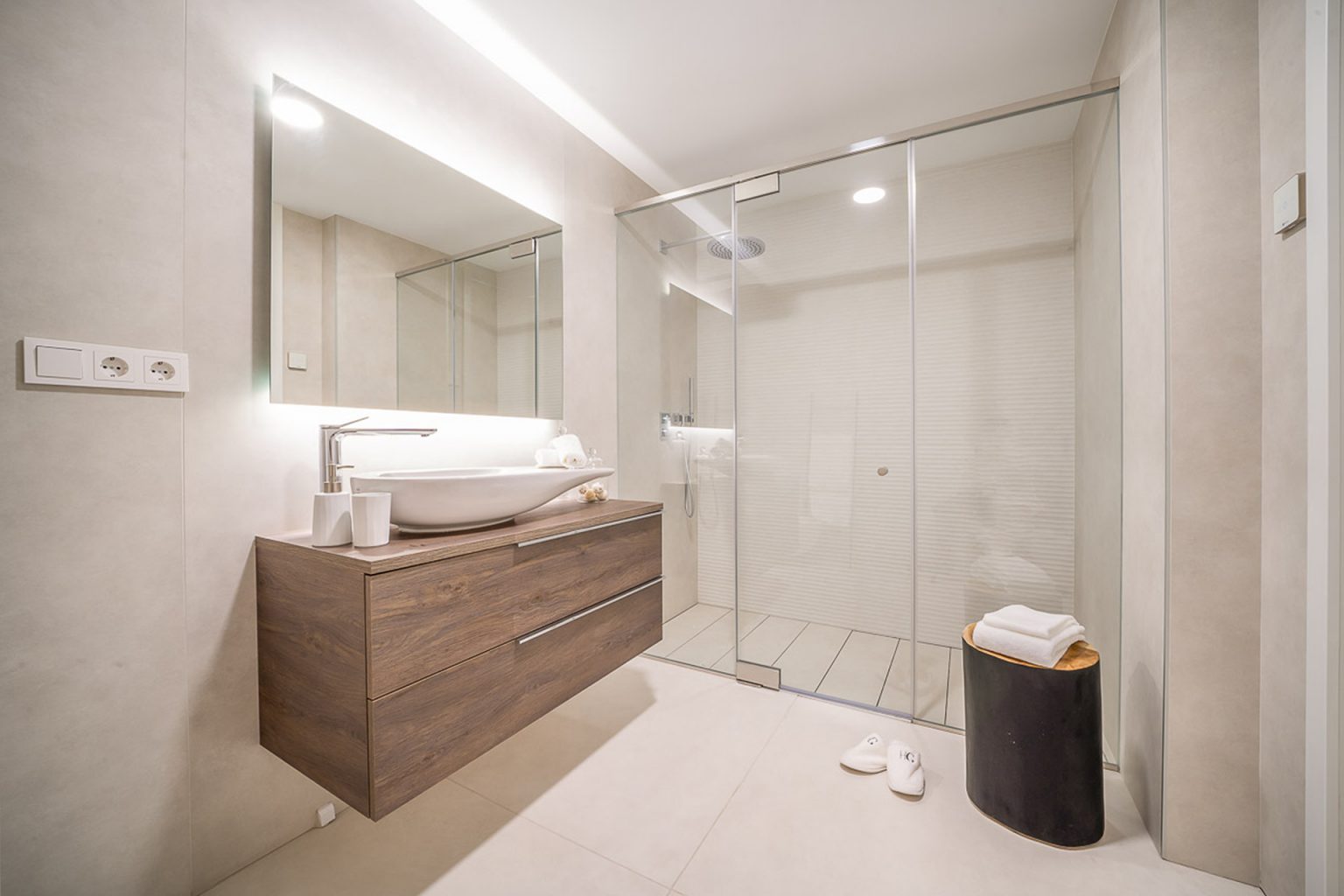 salle de bain contemporaine avec douche italienne