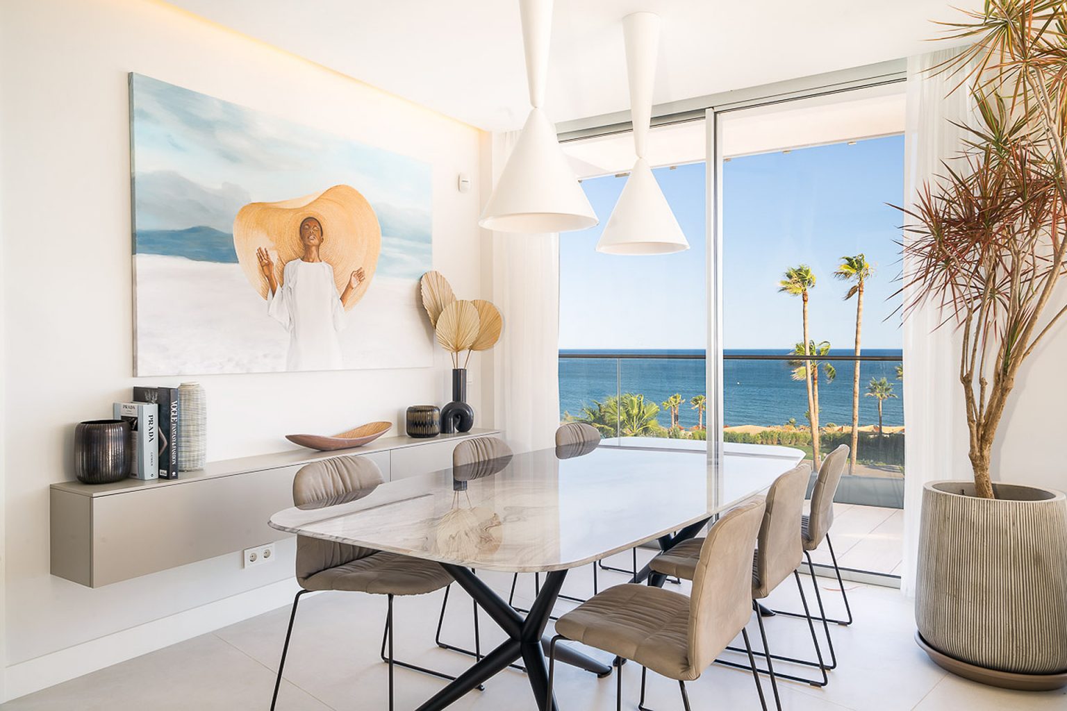 salle à manger appartement design en plein ciel vue sur la mer
