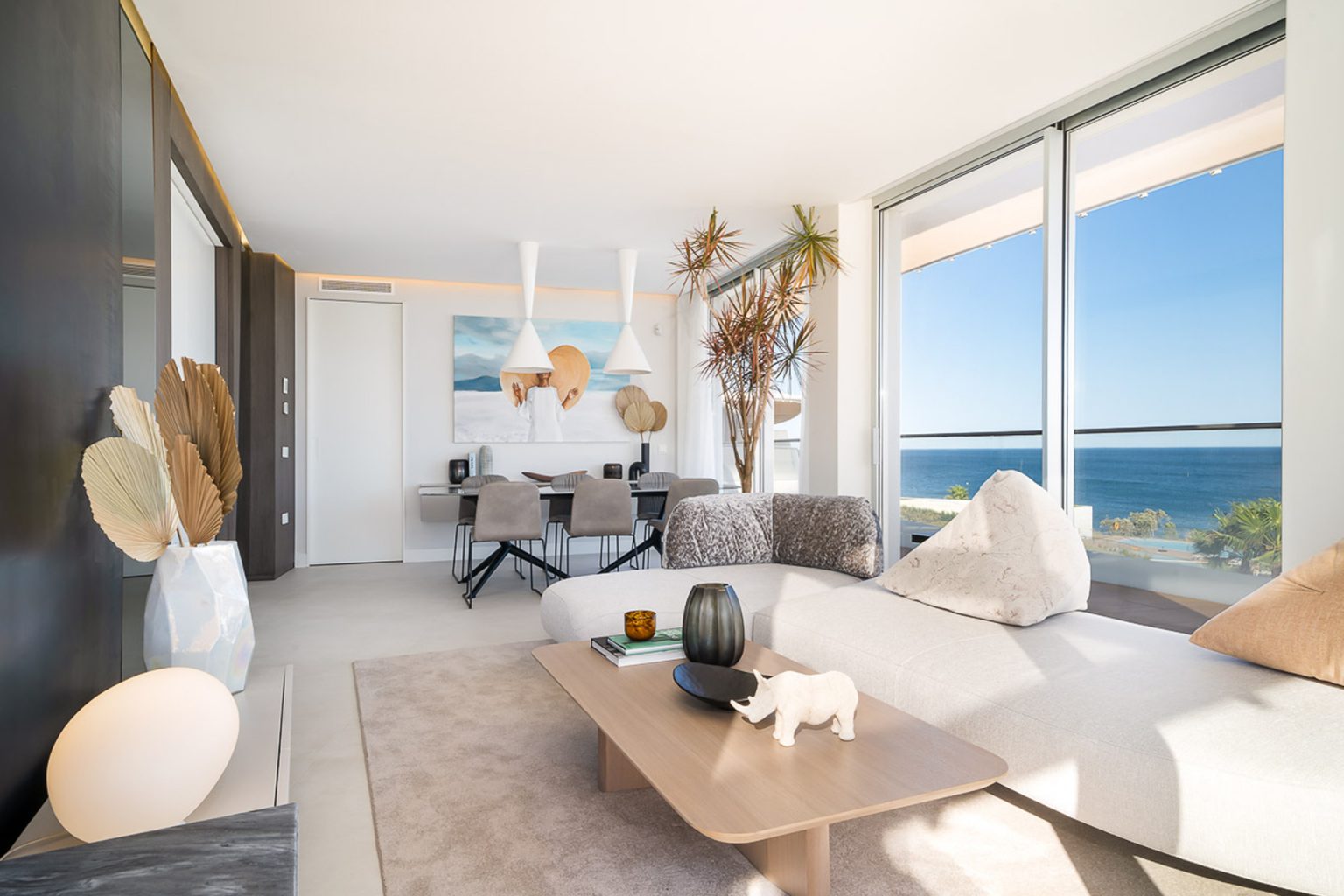 salon et salle à manger appartement design en plein ciel vue sur la mer