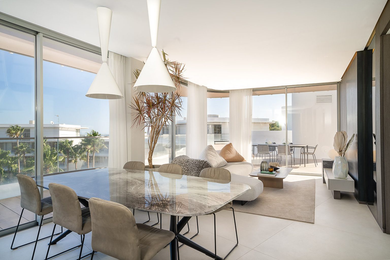 salle à manger et salon appartement design en plein ciel vue sur la mer