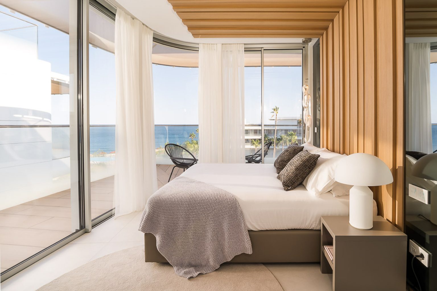 chambre appartement design en plein ciel vue sur la mer