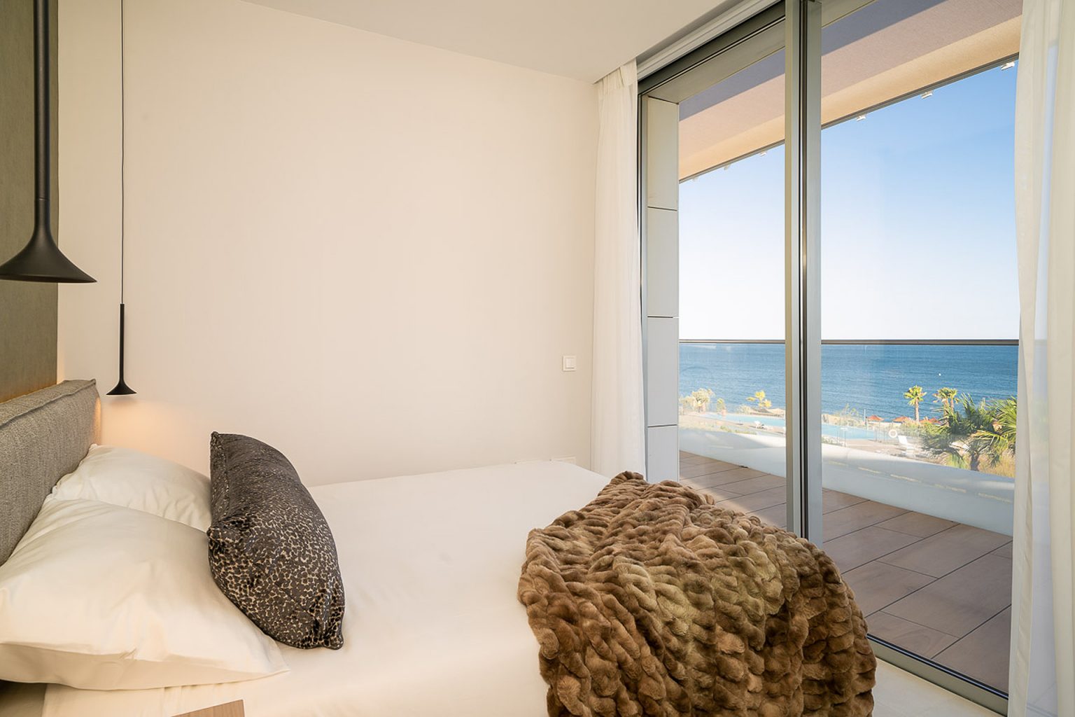 chambre avec baie vitrée vue mer