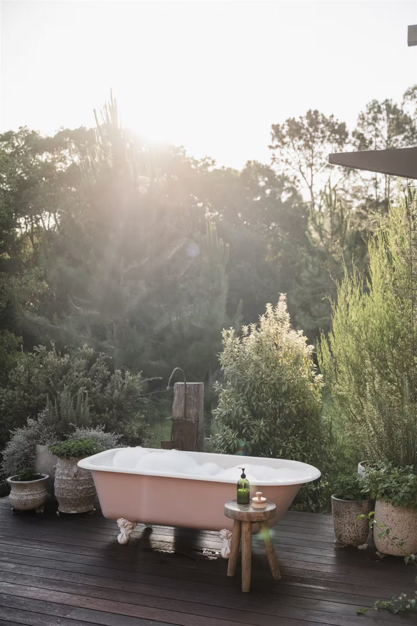 terrasse avec baignoire rétro dans jardin petite maison cottage Yutori