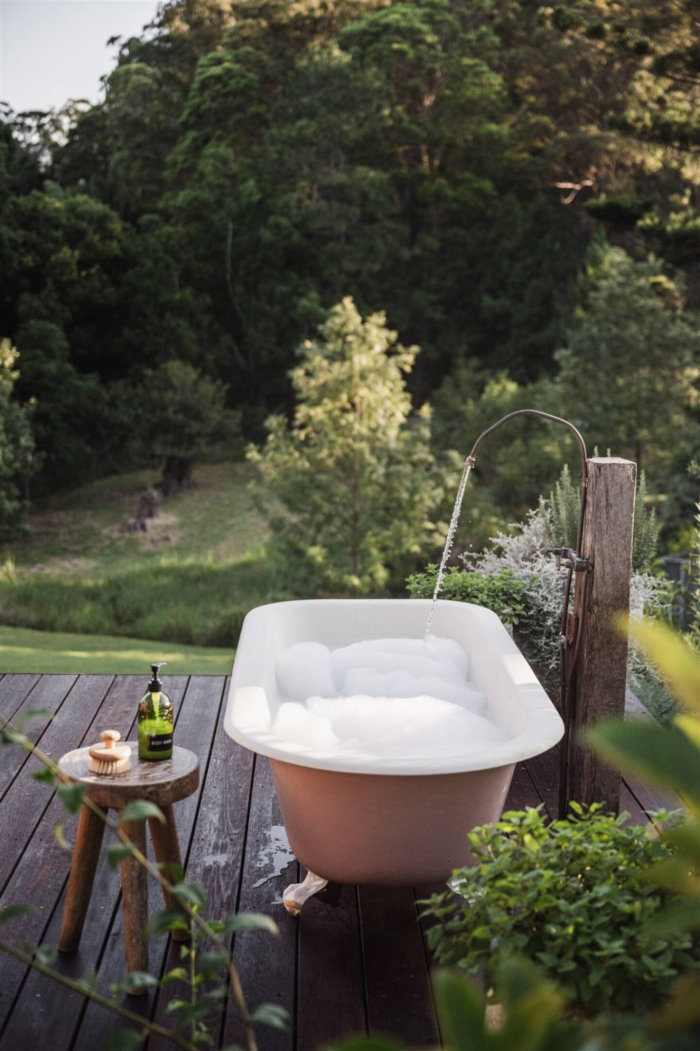 terrasse avec baignoire rétro rose dans jardin petite maison cottage Yutori