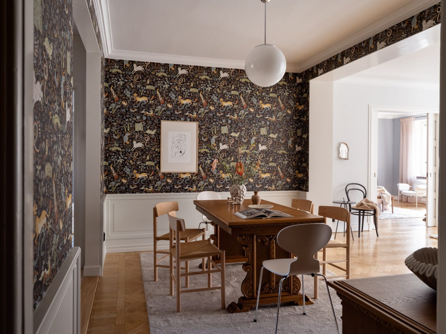 salle à manger avec papier-peint décoration scandinave
