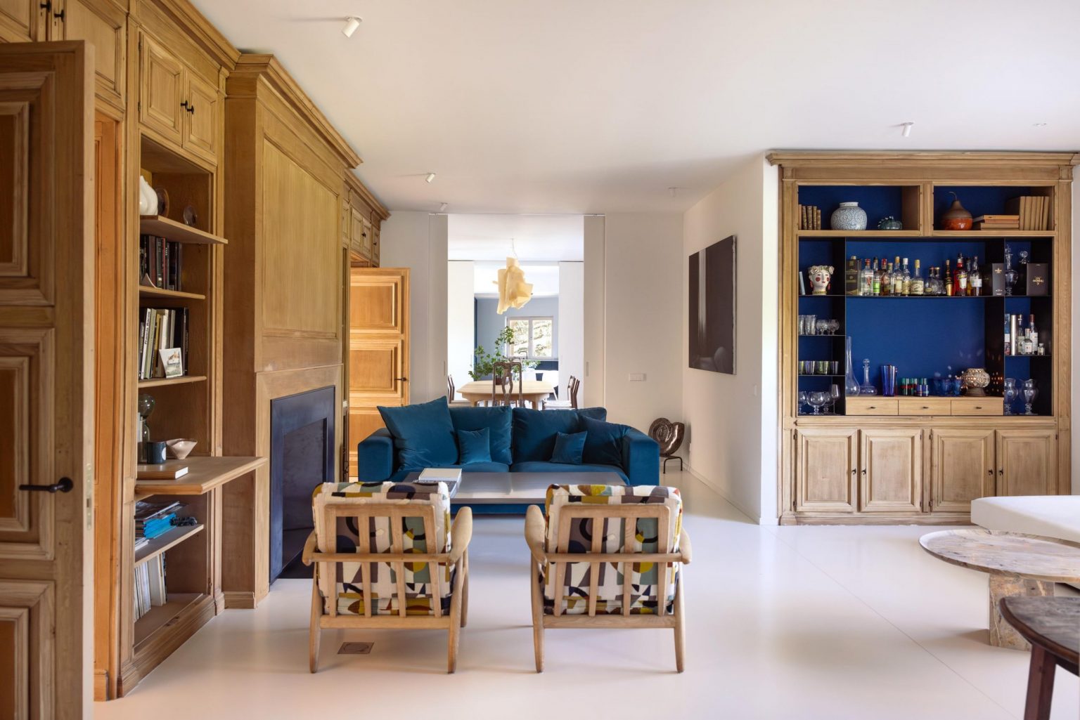 salon bleu et bois décoration contemporaine maison Madrid