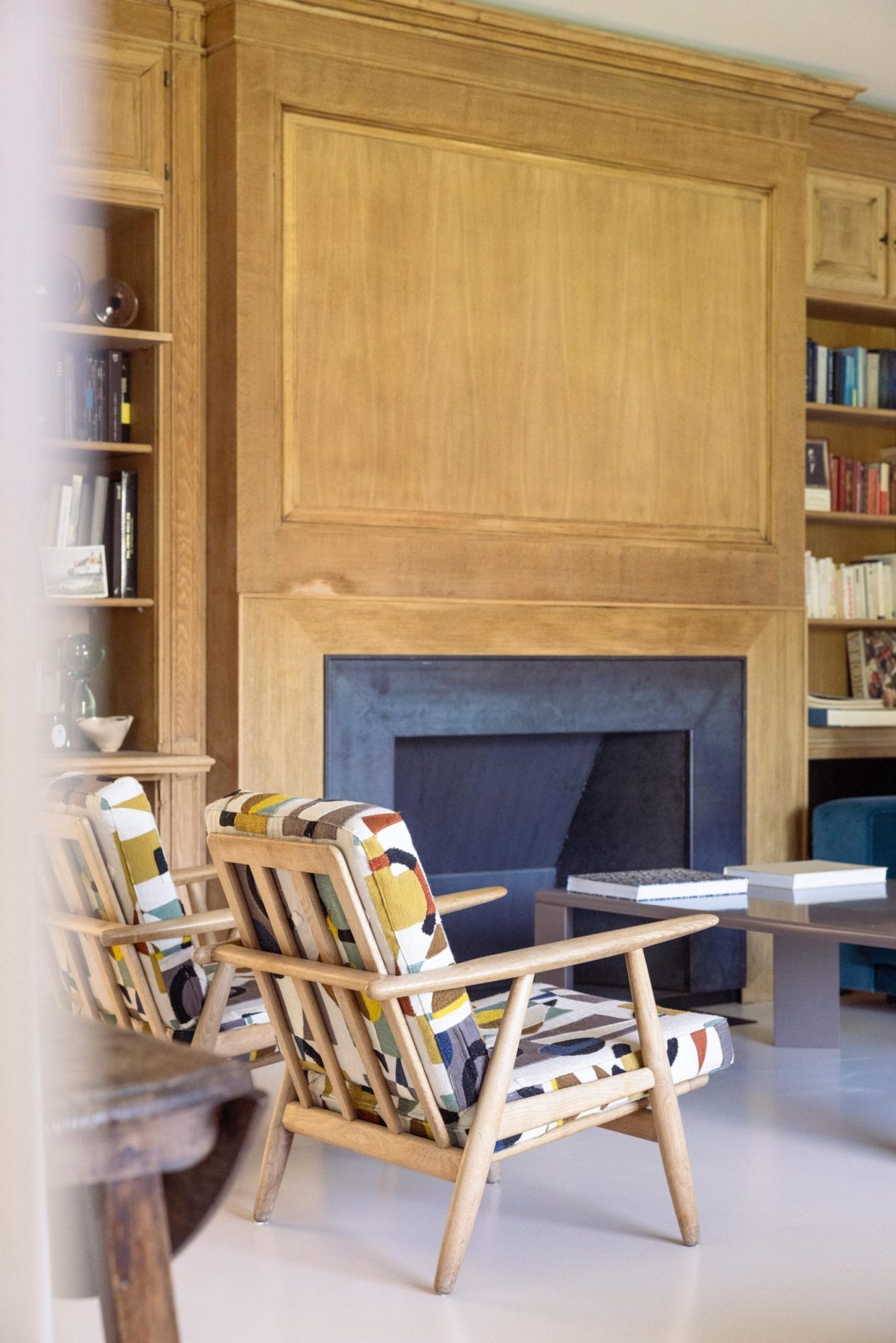 cheminée dans salon bleu et bois décoration contemporaine maison Madrid