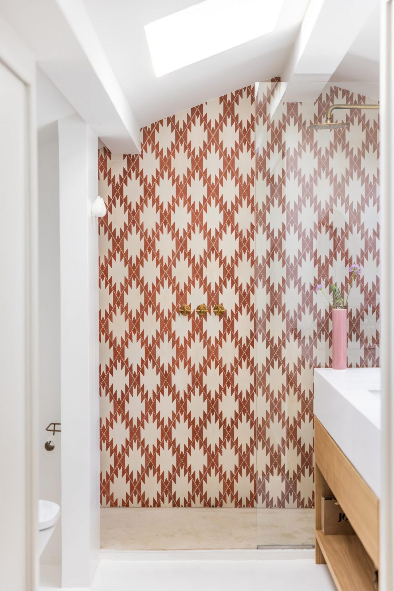 salle de bain carrelage terracotta et blanc décoration contemporaine