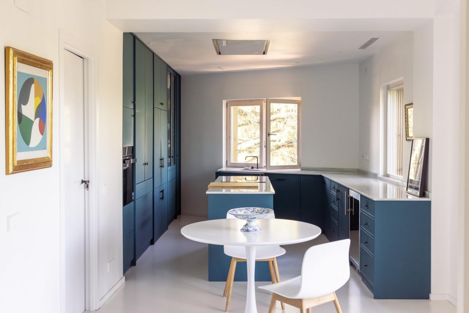 cuisine bleue décoration contemporaine maison rénovée Madrid