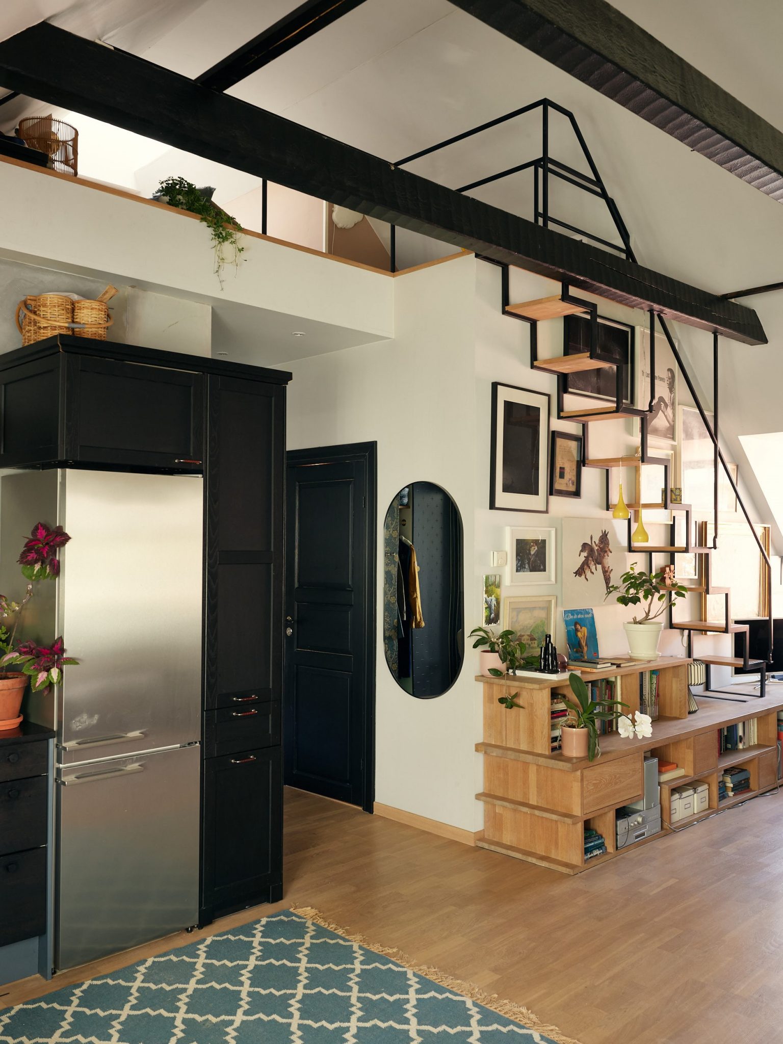 salon avec cuisine ouverte et mezzanine