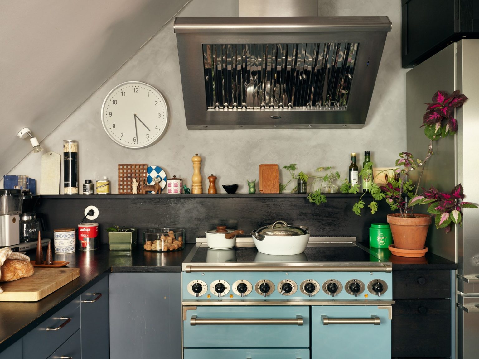 cuisine avec piano de cuisson bleu vintage