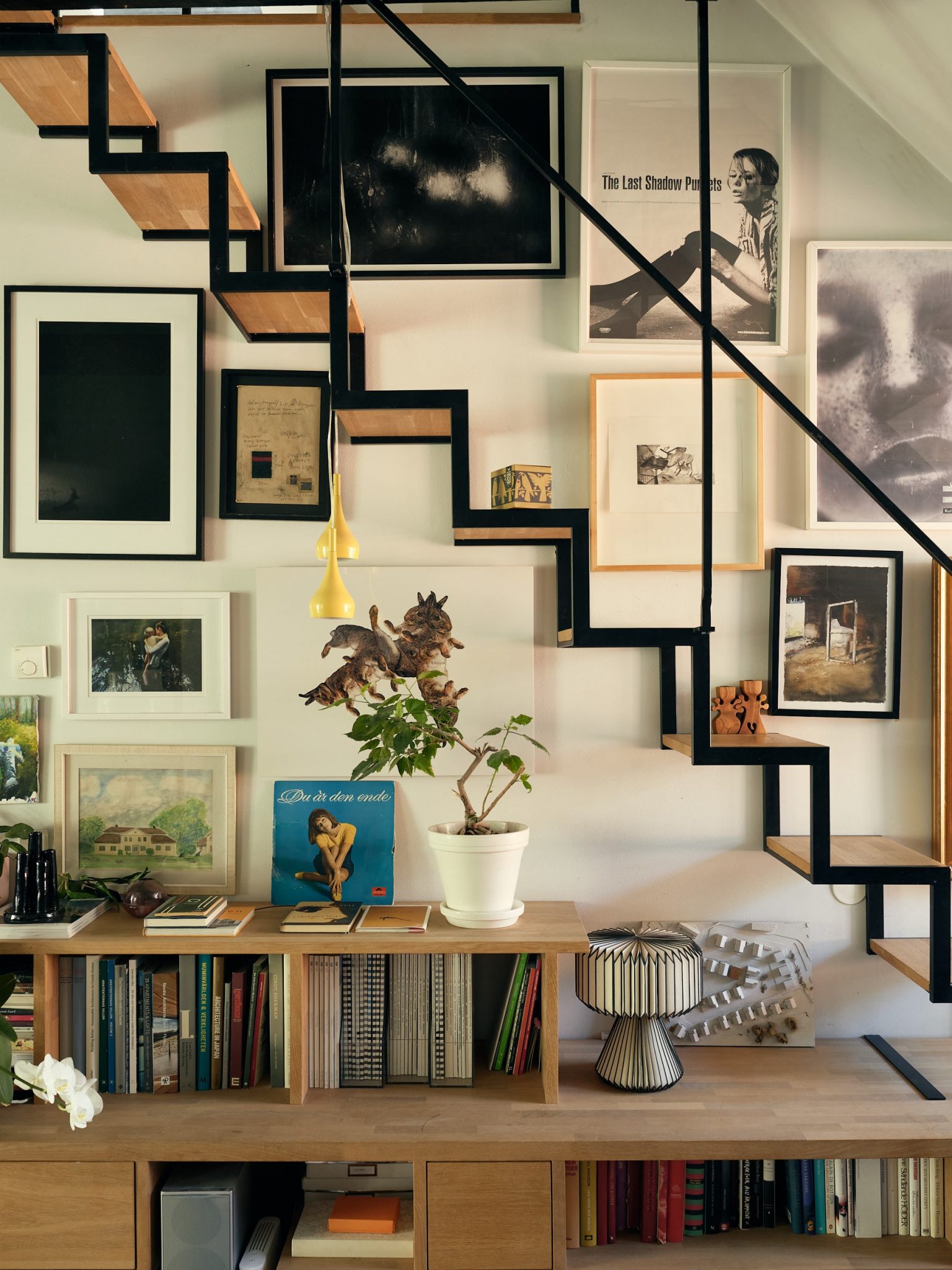 salon décoration vintage avec escalier