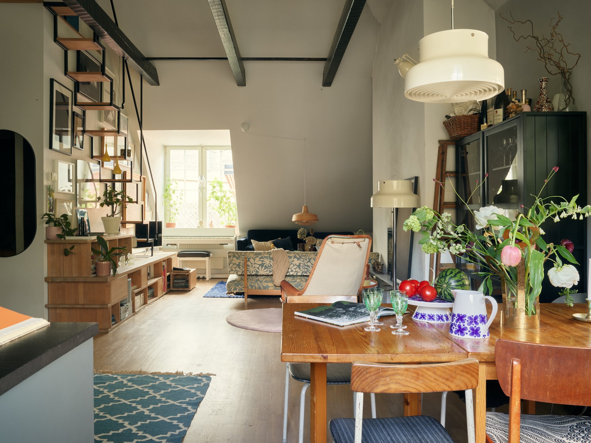 Un appartement vintage dans une ancienne église organisé sur deux niveaux