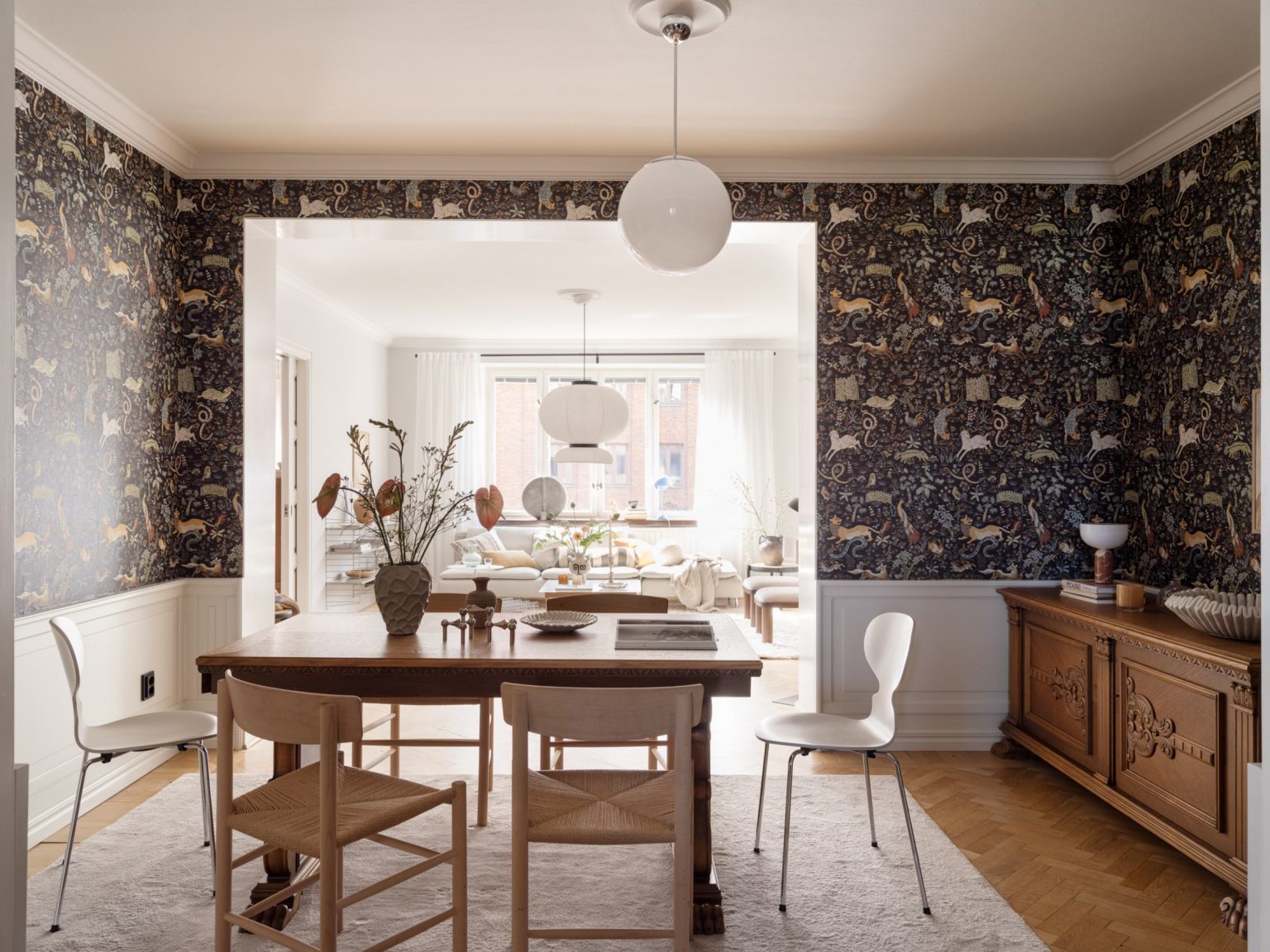 salle à manger avec papier-peint décoration scandinave