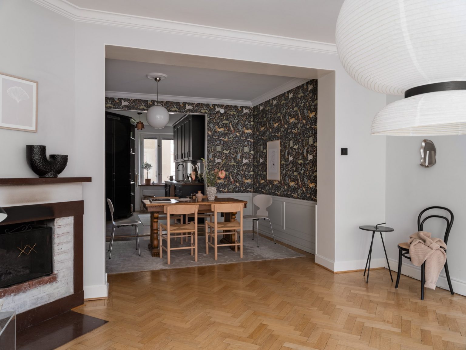 salon avec cheminée et salle à manger avec papier-peint décoration scandinave