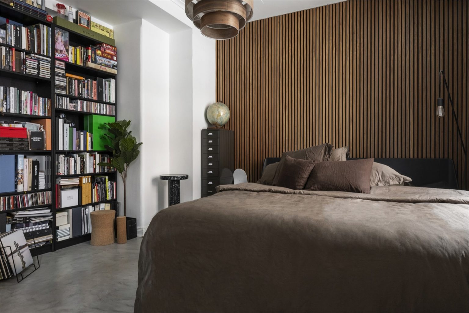 chambre tête de lit tasseaux de bois appartement 59m2