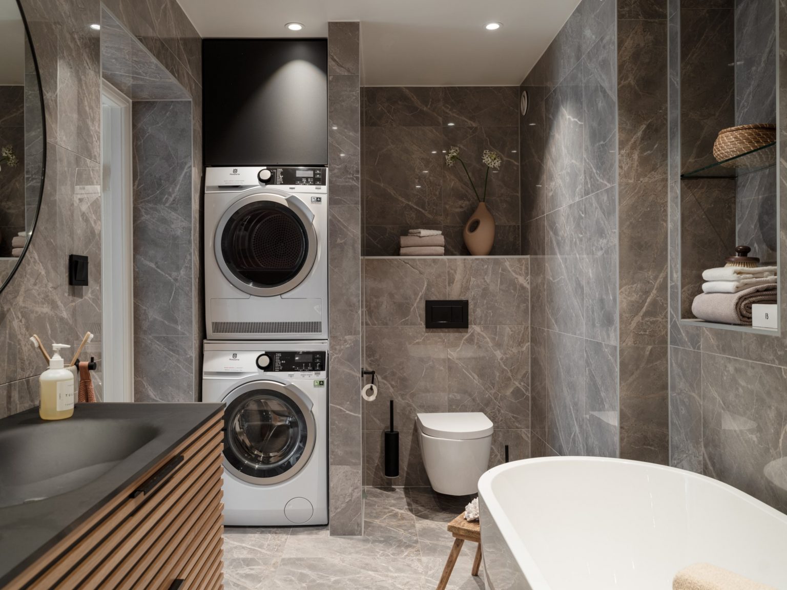 salle de bain design marbre gris mobilier bois avec espace buanderie