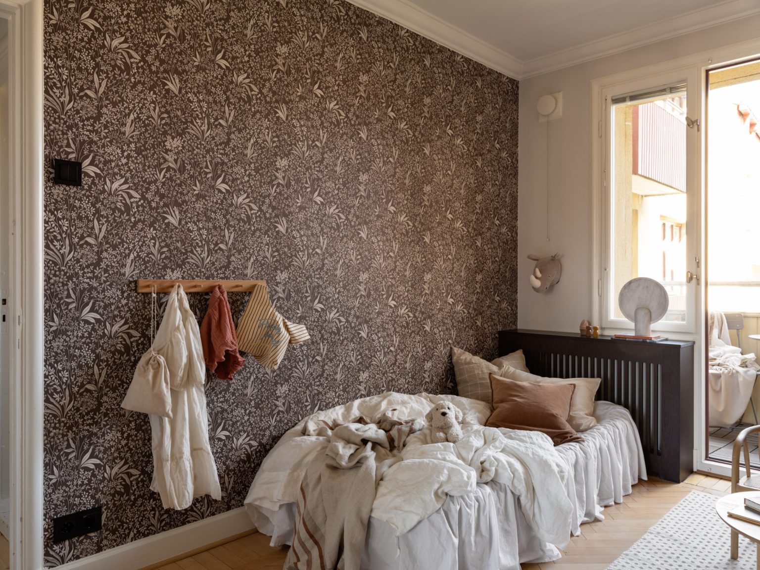chambre enfant avec papier-peint