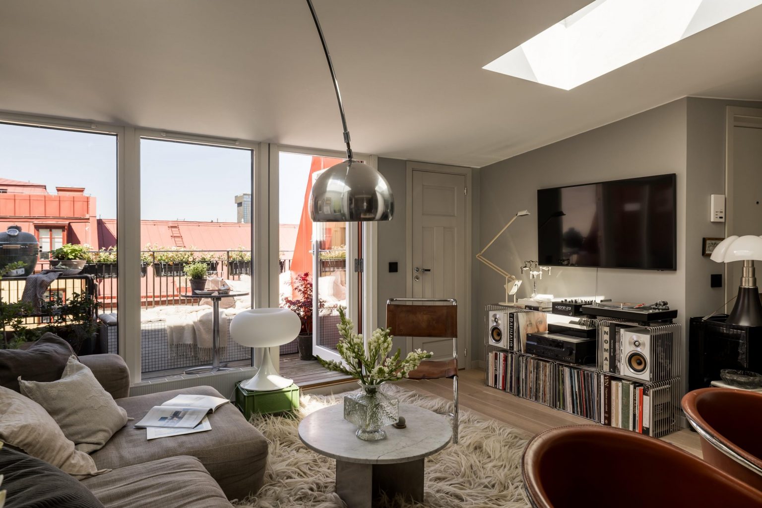 salon avec terrasse deux-pièces mansardé de 37m2 décoration sixties