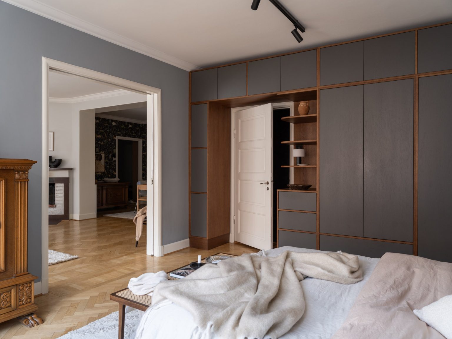 chambre murs gris avec placards