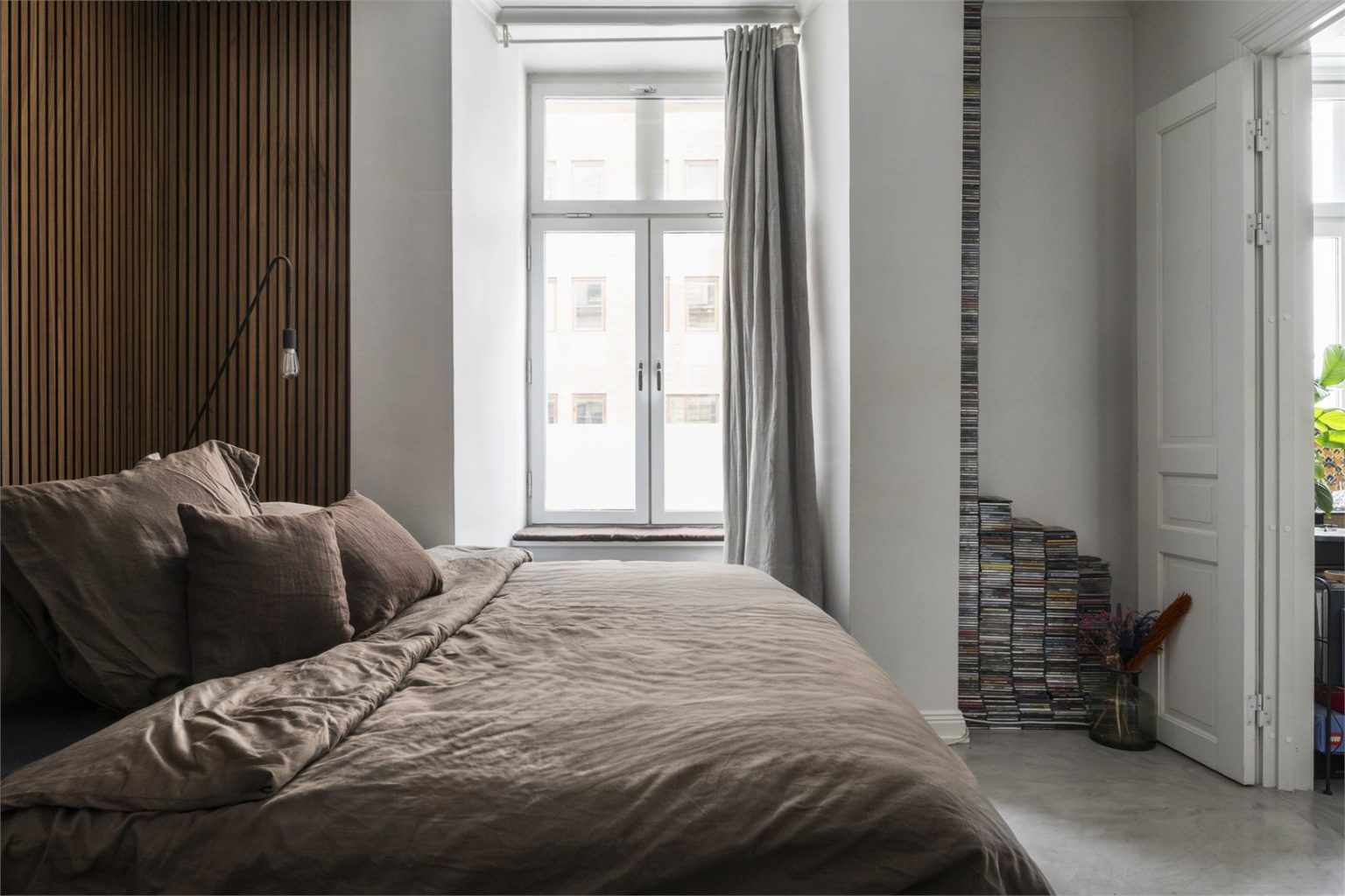 chambre tête de lit tasseaux de bois appartement 59m2