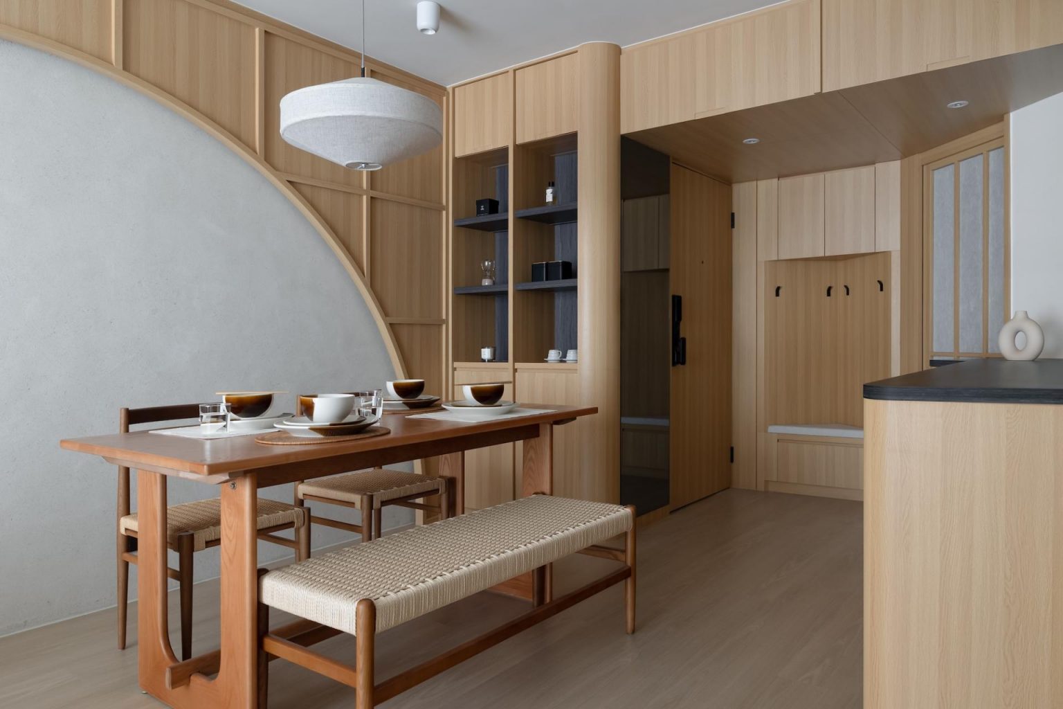salle à manger décoration design bois et gris
