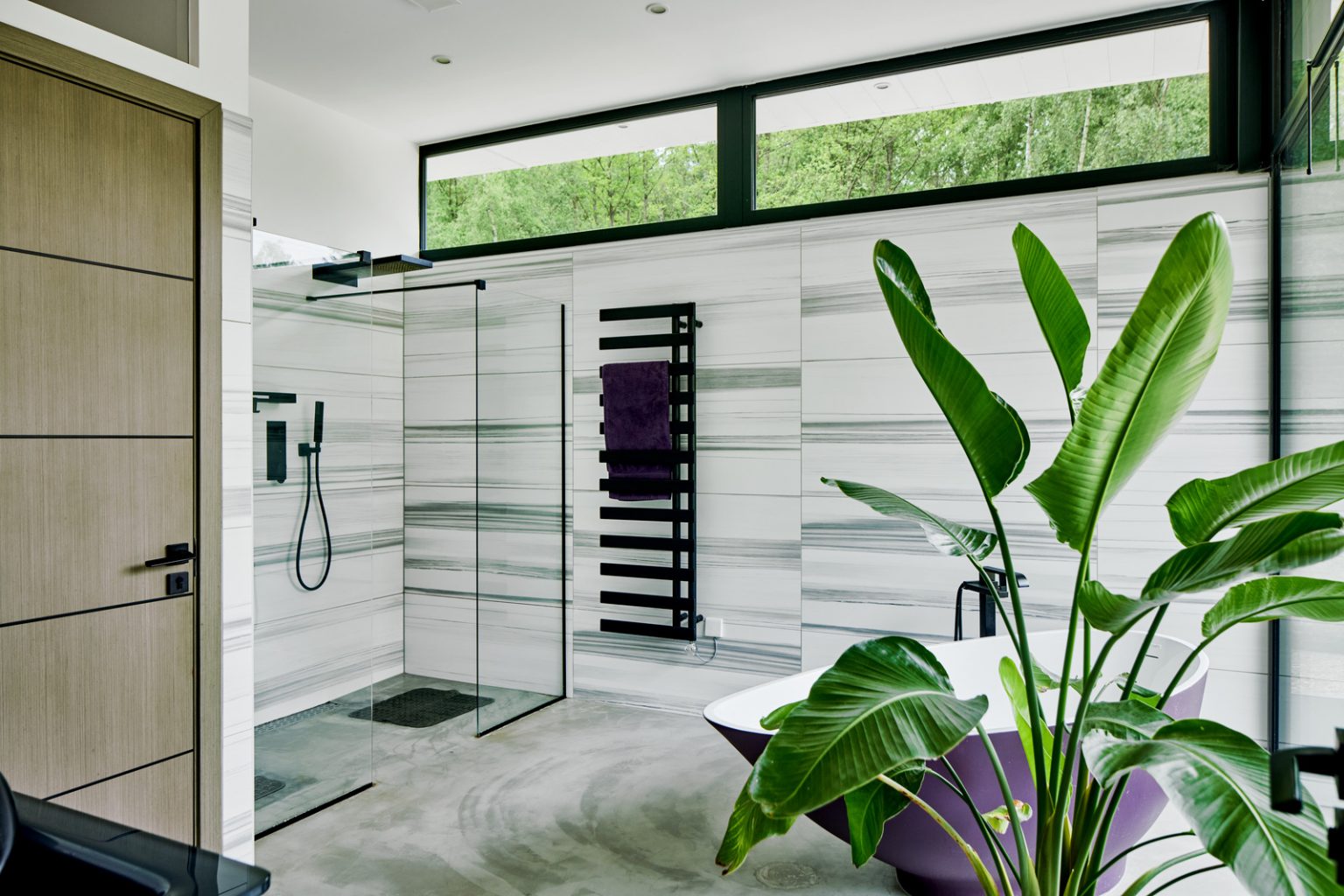 salle de bain maison design avec baies vitrées