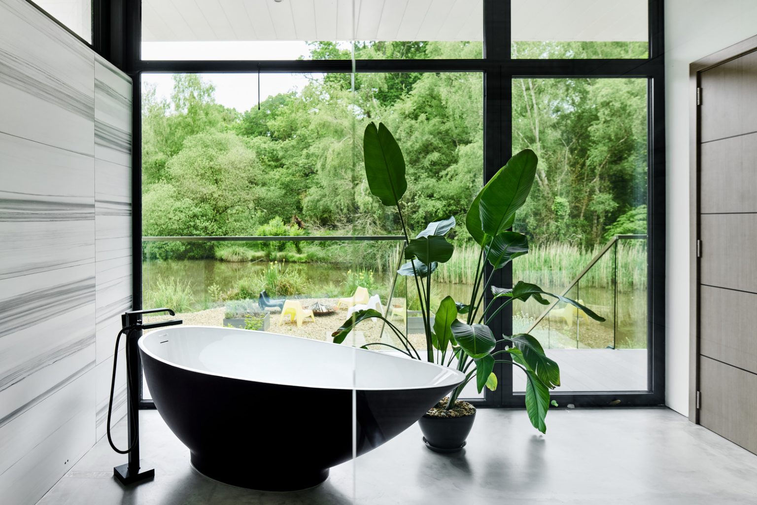 salle de bain maison design avec baies vitrées