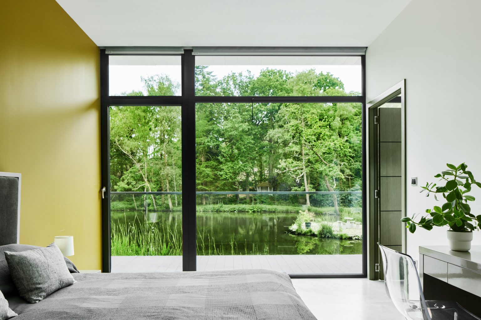 chambre mur jaune maison design avec baies vitrées