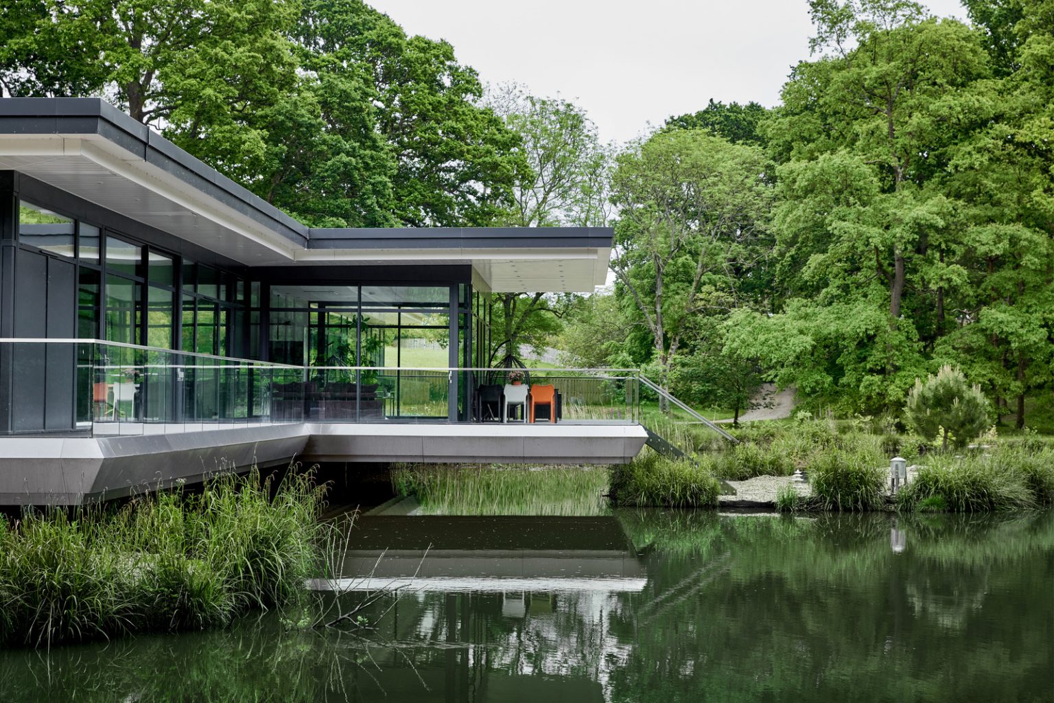 terrasse sur l'eau maison architecte en verre