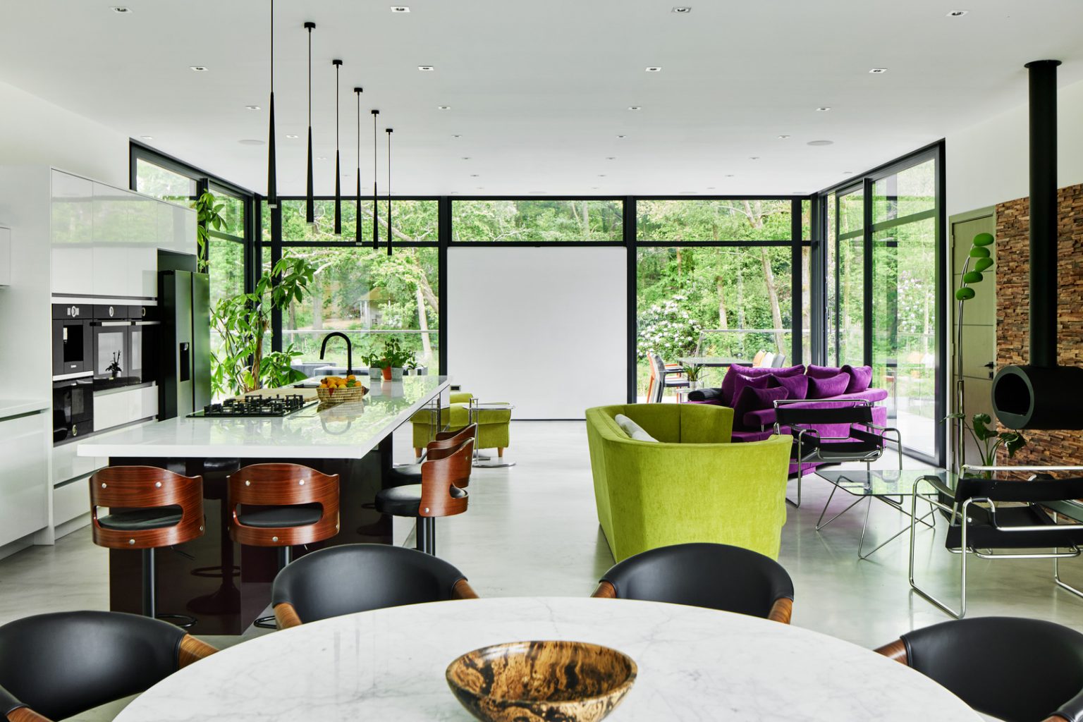 cuisine design et salon baies vitrées maison architecte en verre