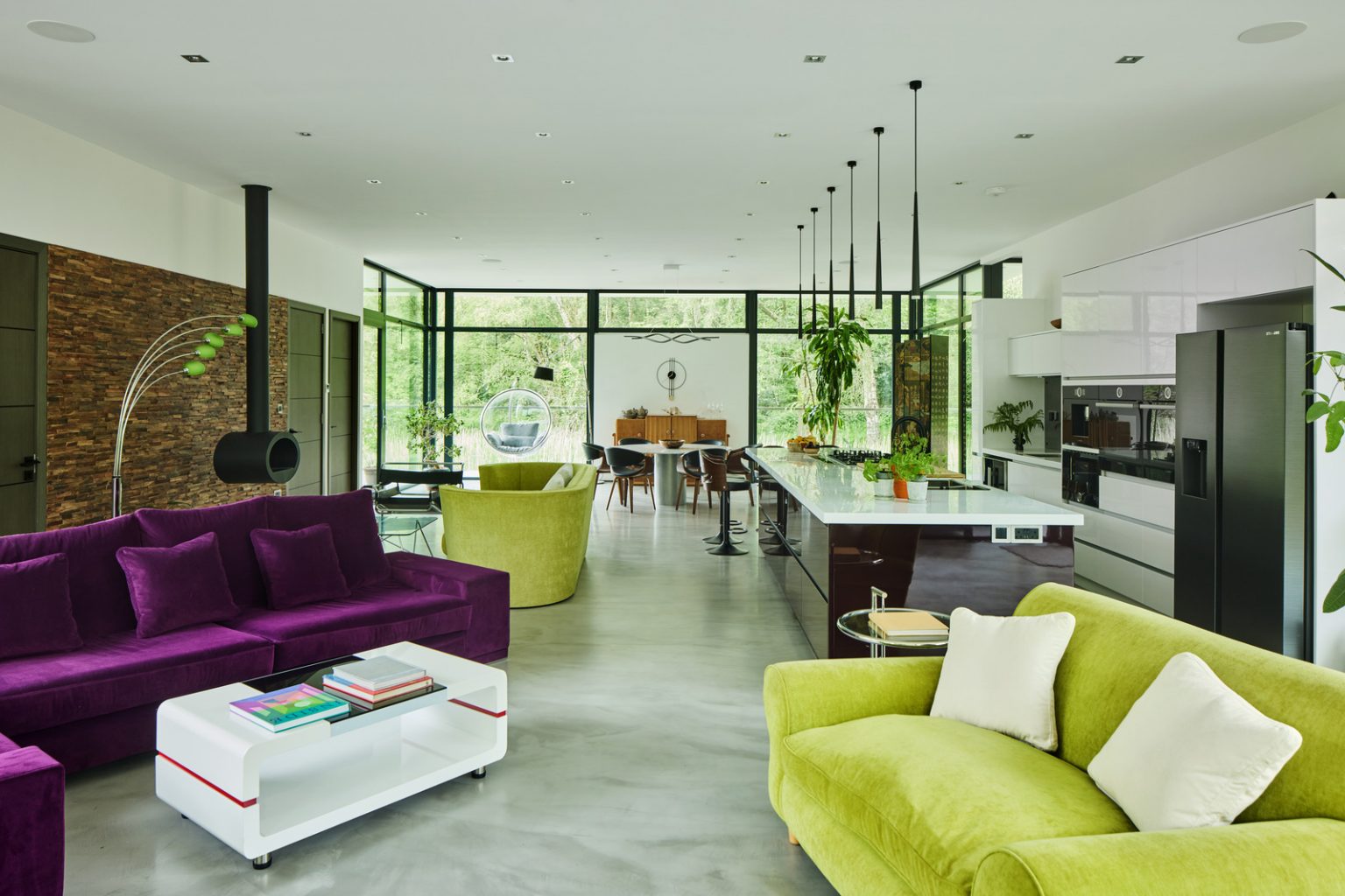 salon canapé violet maison design avec baies vitrées