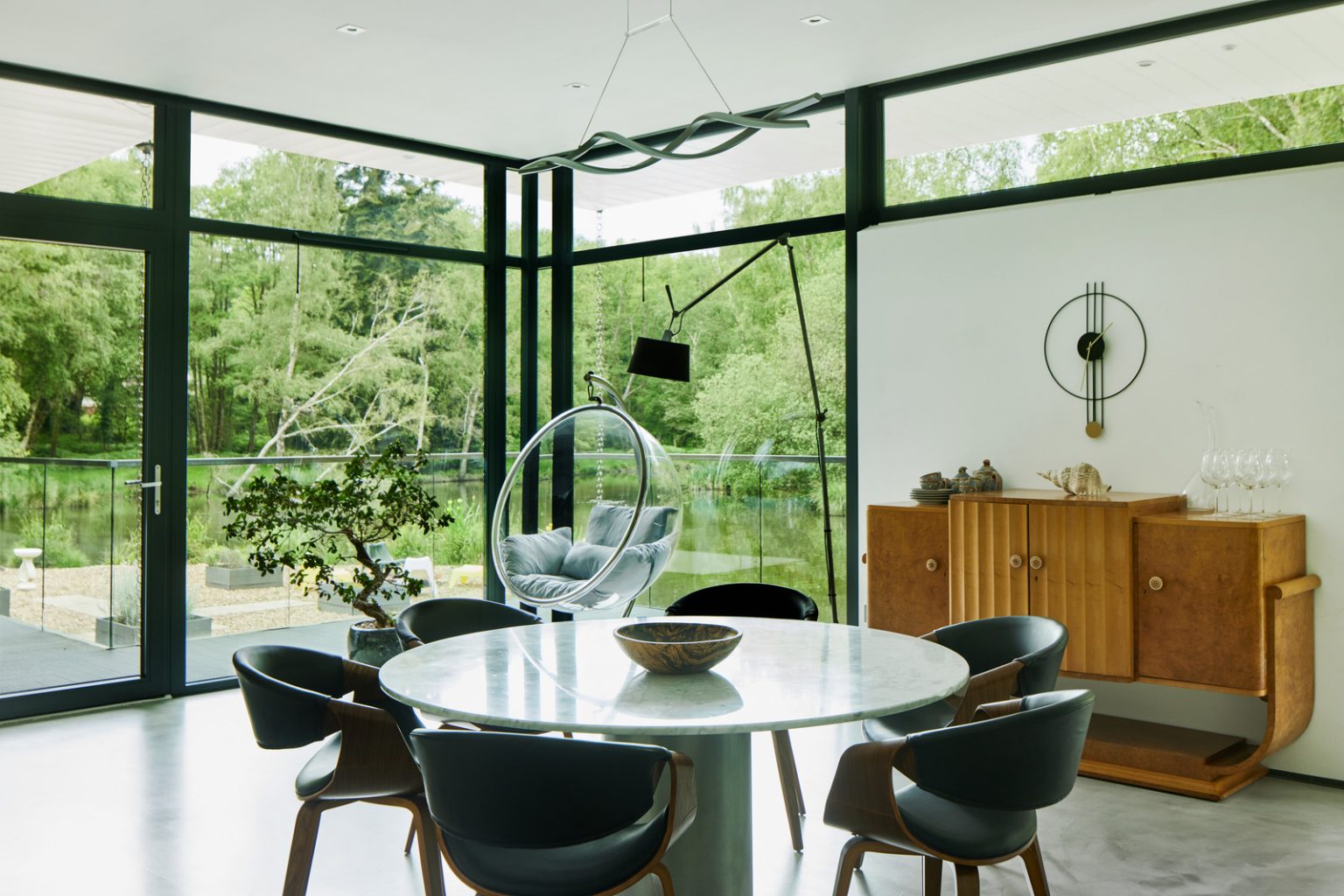 salle à manger maison design avec baies vitrées