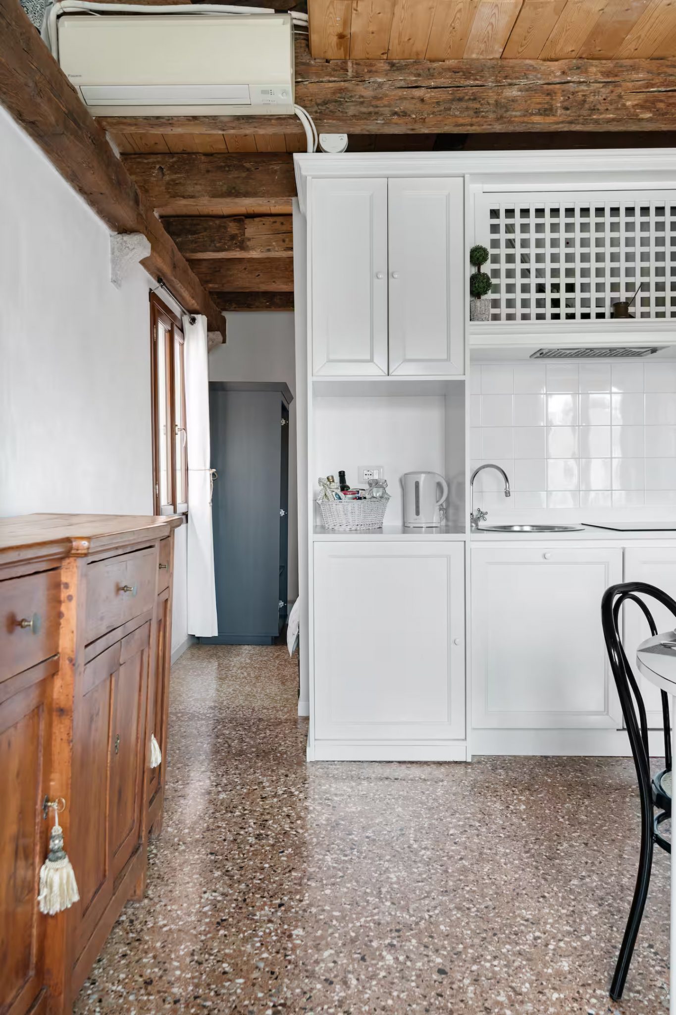 salle à manger et cuisine avec poutres appartement Venise sur le Grand Canal sol terrazzo
