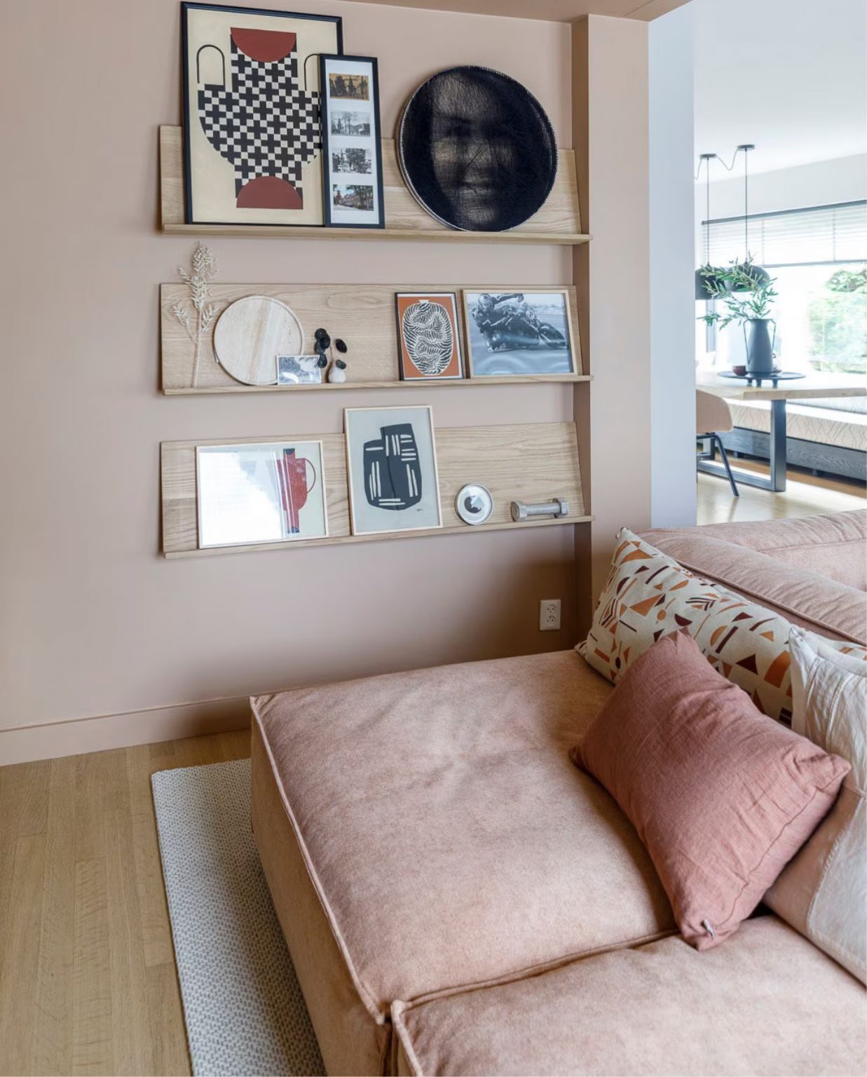 salon avec étagère bois mur saumon décoration contemporaine