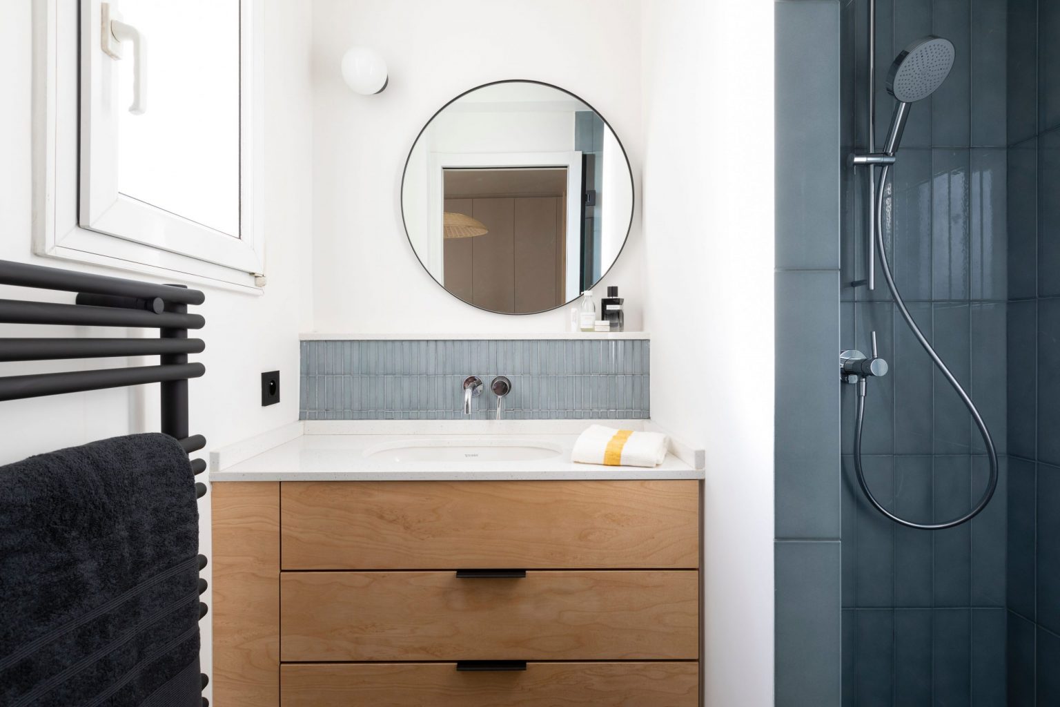 salle de bain bois blanche et grise Photo : © Alexis Paoli