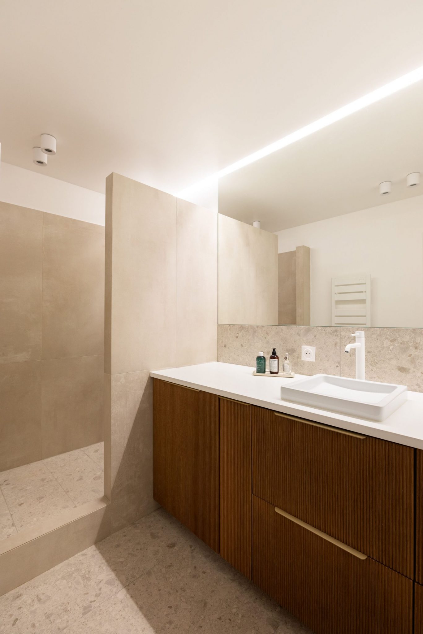 salle de bain bois et marbre beige décoration contemporaine photo ©Cassandre Favaro