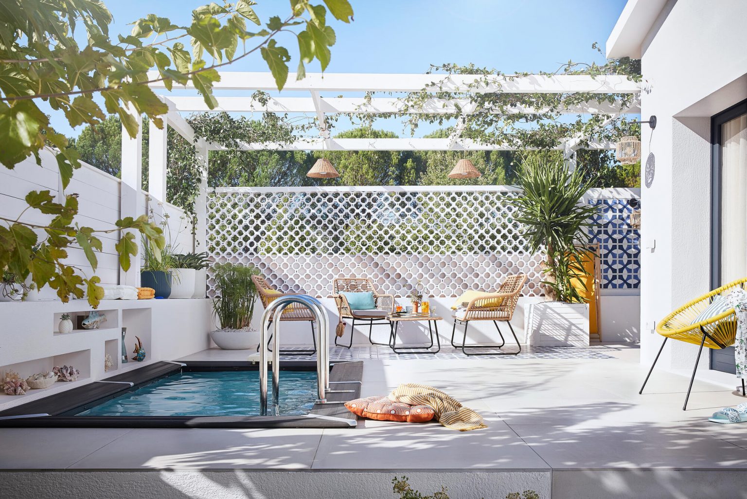 mini piscine intégrée dans terrasse 
