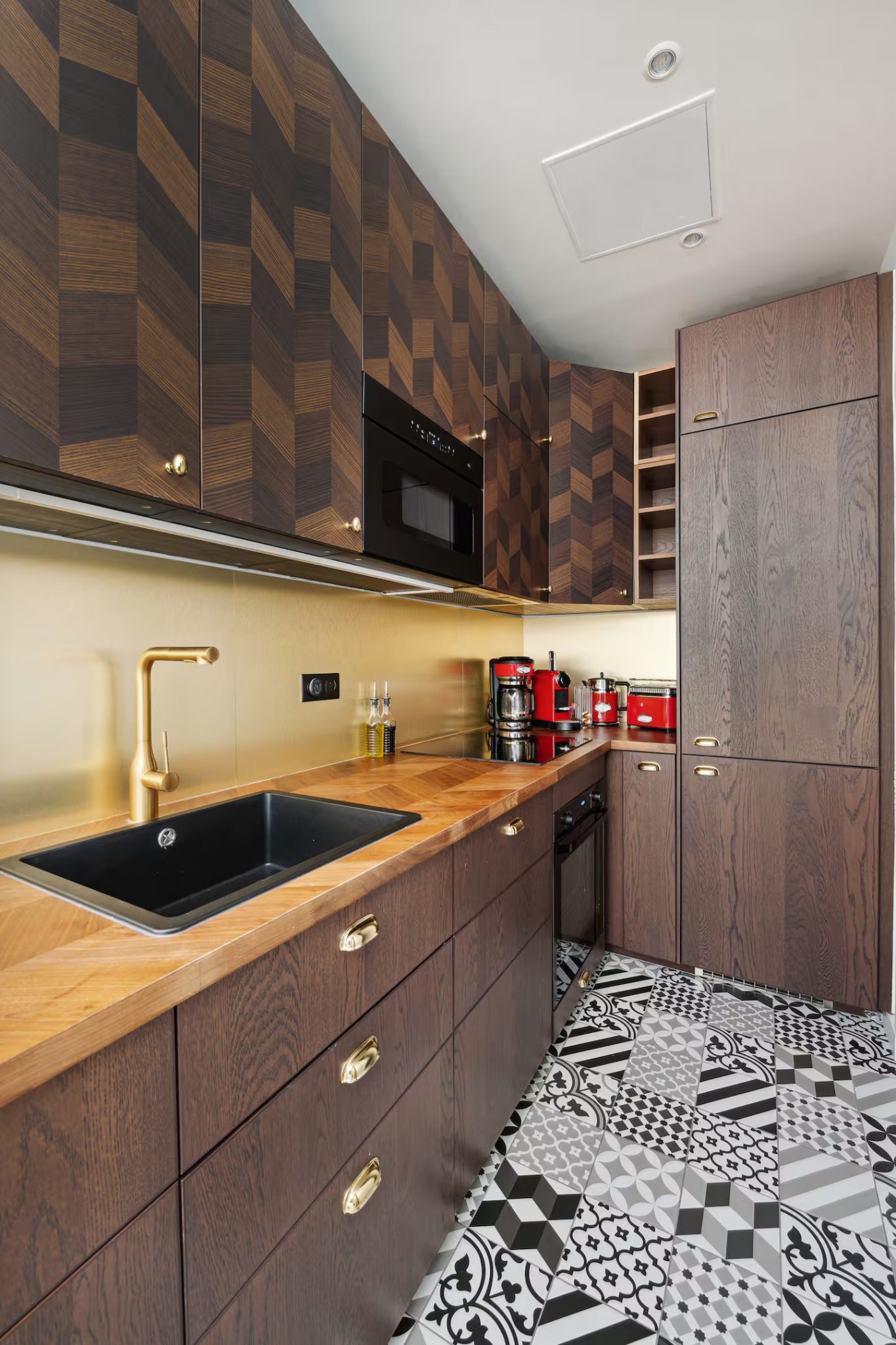 cuisine noyer dans couloir appartement 45m2 Paris décoration classique chic