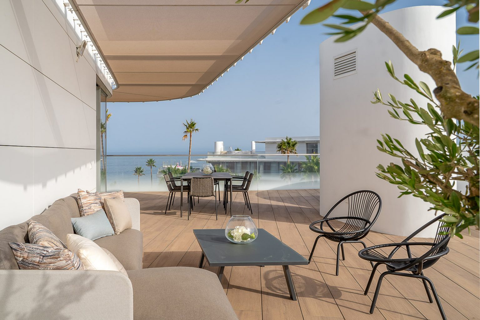 appartement design en plein ciel vue sur la mer