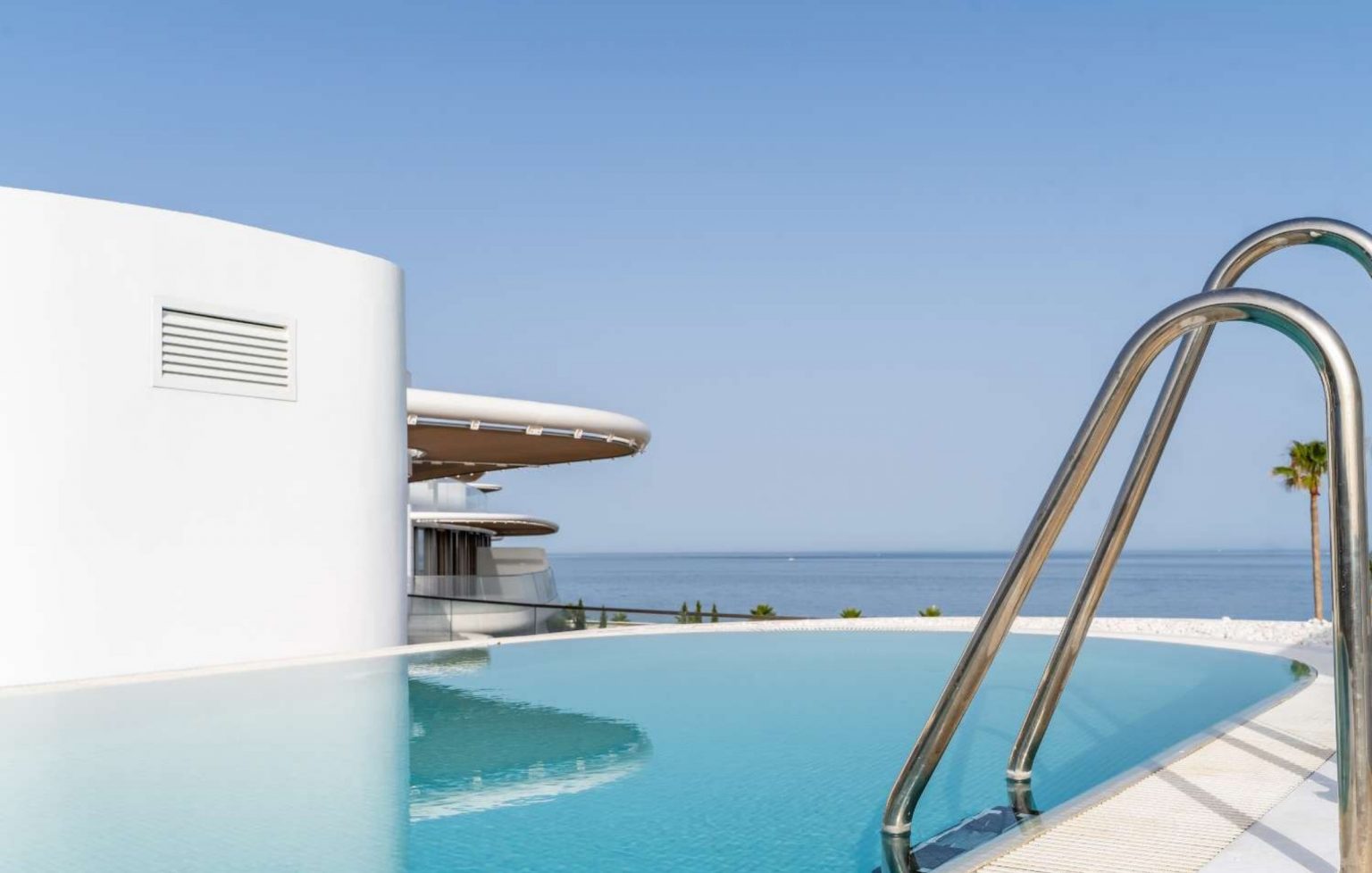 piscine sur terrasse appartement The Edge vue mer